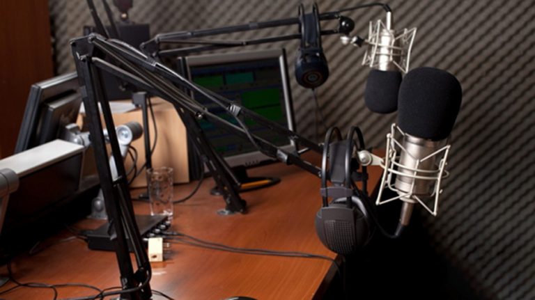 Propos  de Campagne sur Radio: Les Stations de Radio les plus Abusives et les Personnes Nommées