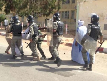 La Police Frappe, Arrête des Journalistes en Couverture d’une Manifestation