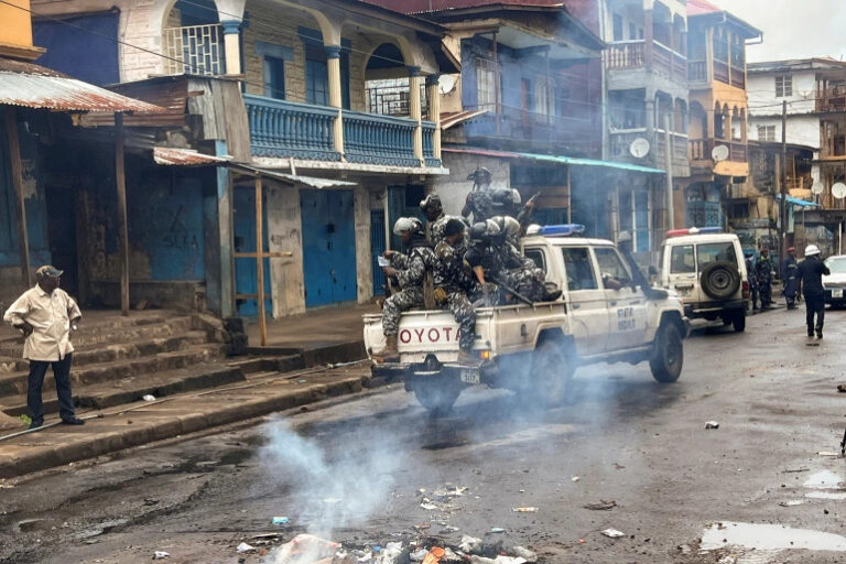 Sierra Leone : Des manifestants tués, l’Internet coupé et un couvre-feu imposé lors de manifestations meurtrières