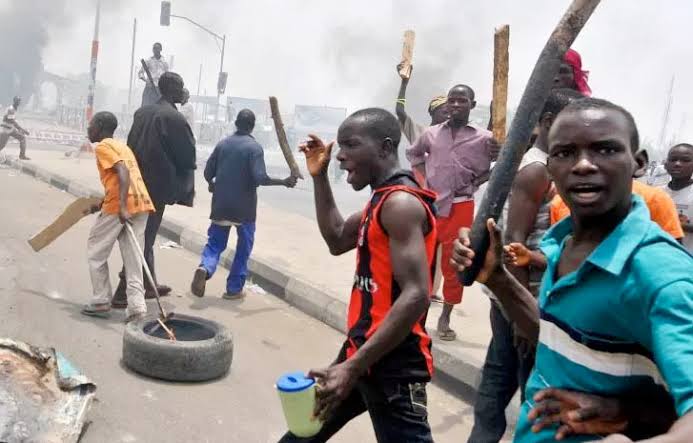 Nigéria : Des voyous politiques battent un journaliste et profèrent des menaces
