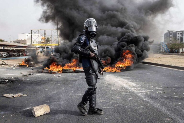 9 morts, des chaînes de télévision fermées, Internet suspendu : un arrêt de justice plonge le Sénégal dans le chaos