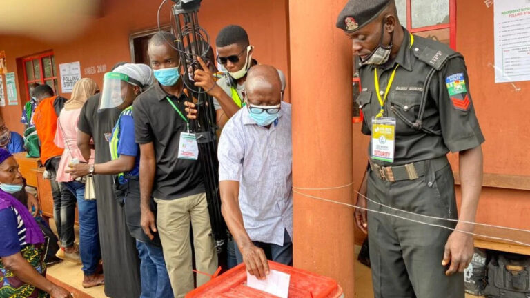 Les observateurs de l’UE reprochent à la police les attaques en série contre les médias pendant les élections au Nigeria